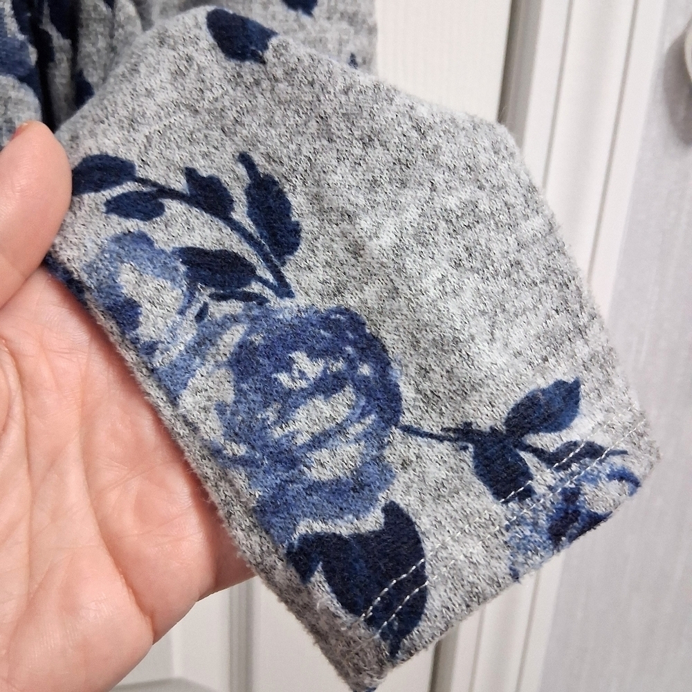 By & By Sweater Blue Roses Gray Background Size Large - Picture 7 of 14